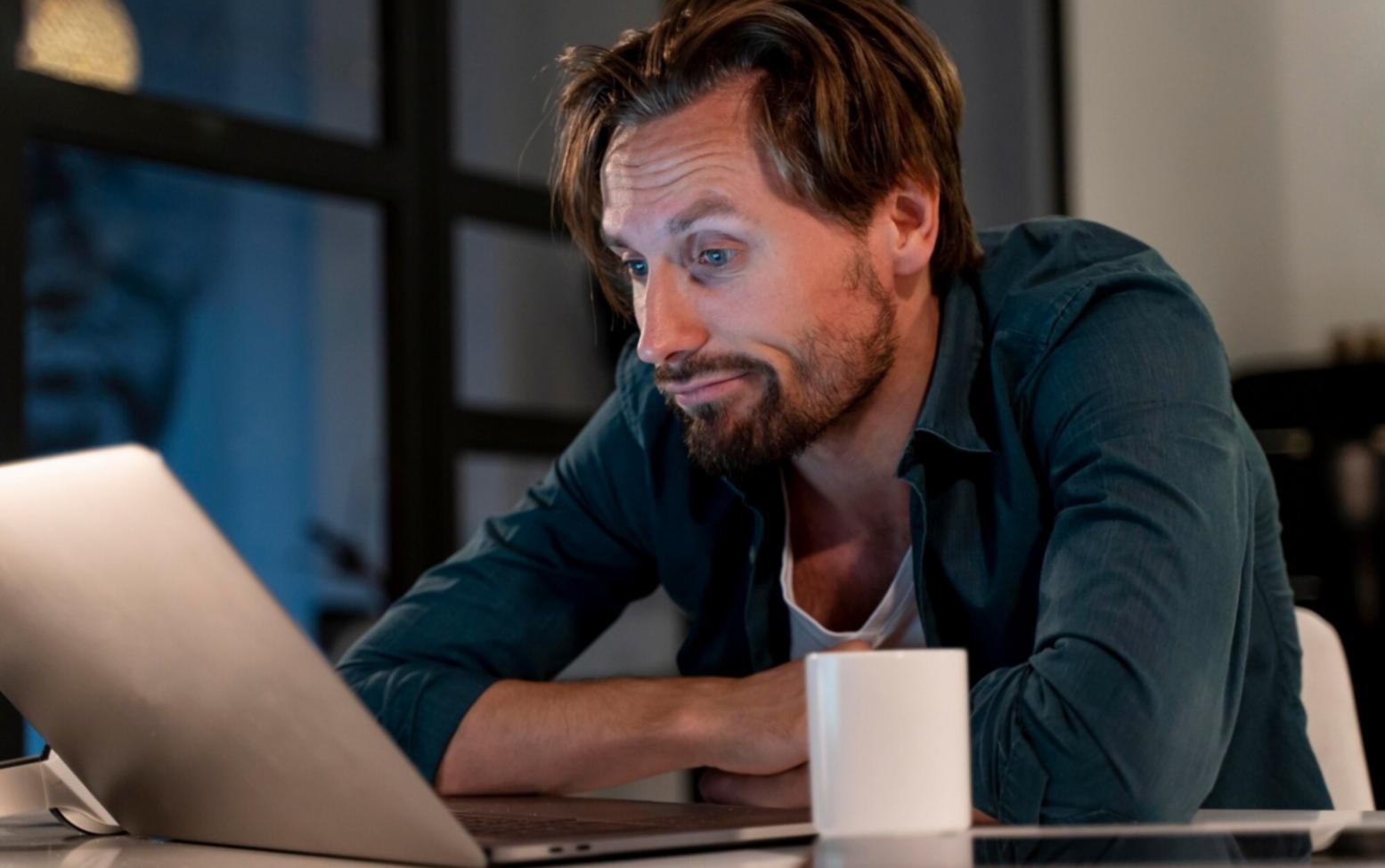 Schüler beim Programmieren eines autonomen Roboters mit Sensoren