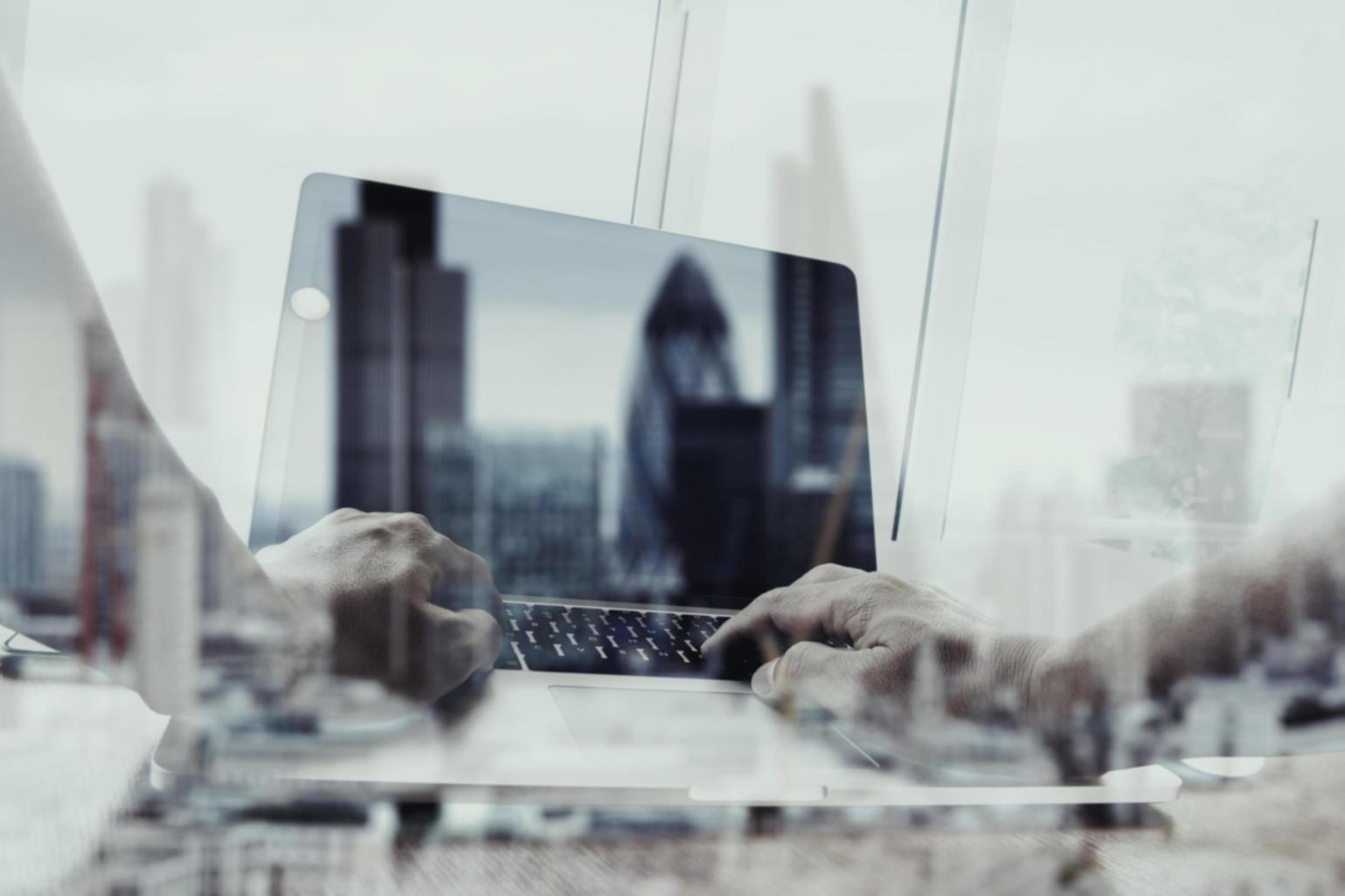 Jugendliche arbeiten an einem KI-gestützten Bilderkennungsprojekt am Computer